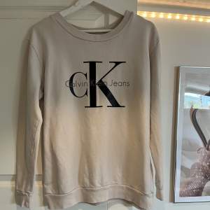 En Calvin Klein tröja som aldrig är använd💗 jätte fin och bra skik ny pris 499🫶🏼🌸