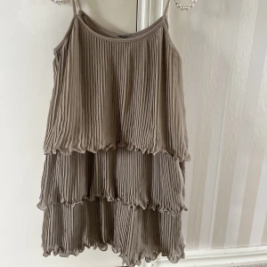 Volangklänning - Så söt volangklänning i beige❤️aldrig använd, jättebra skick! 