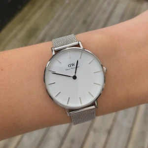Daniel wellington klocka - Äkta silver, superfin men aldrig använd då jag inte tycker att den passar mig. Kontakta mig gärna vid frågor. Ordinariepris 1299kr 