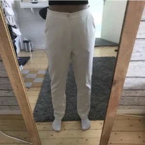 Kostymbyxor  - Kostymbyxor från Ginatricot💗