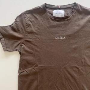 Les Deux cremebrun färgad t-shirt använd enstaka gånger. Mycket fint skick. 