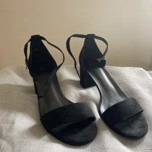 Sandaler med klack  - Endast använda en gång. Med 5 cm klack i mockaliknande material. Hör gärna av dig vid frågor eller för fler bilder. Köpare står för frakt. 