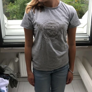  en tröja som är Stockholm stil där det står rock and roll  -  as snygga och sitter så bra 