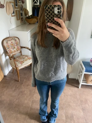 zara stickad  - grå stickad tröja från zara, endast använd ett fåtal gånger!