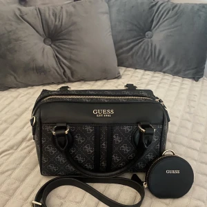 Guess väska - Handväska i nyskick som bara används ett par gånger. Köpte den för 1600kr. Den är 25x18cm.🤍