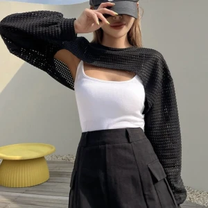 Kort kofta - Aldrig använd men inte min stil. Svart långärmad stickad kofta. Passar L/XL