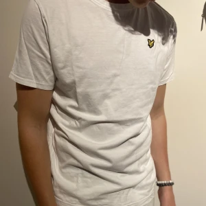 Lyle scott t-shirt  - Vanlig vit t-shirt från Lyle scott kostar i vanliga fall 400 kr i butik säljer nu för 69 kronor as najs att ha till ett par jeans elle linnebyxor funkar nästan till allt