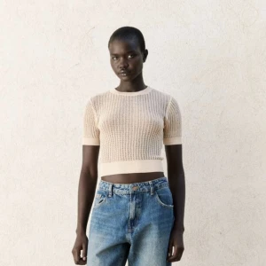 Zara topp - Fin beige topp från Zara. Helt oanvänd och köpt nu i juni. Säljer då den inte kommer till använd