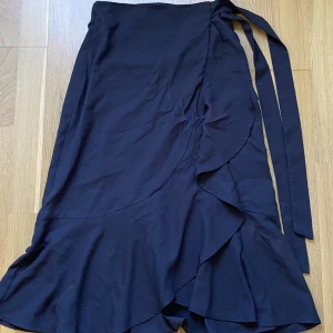 Lotomlot kjol - Knälång, från Gina. Pris diskuterbart👍