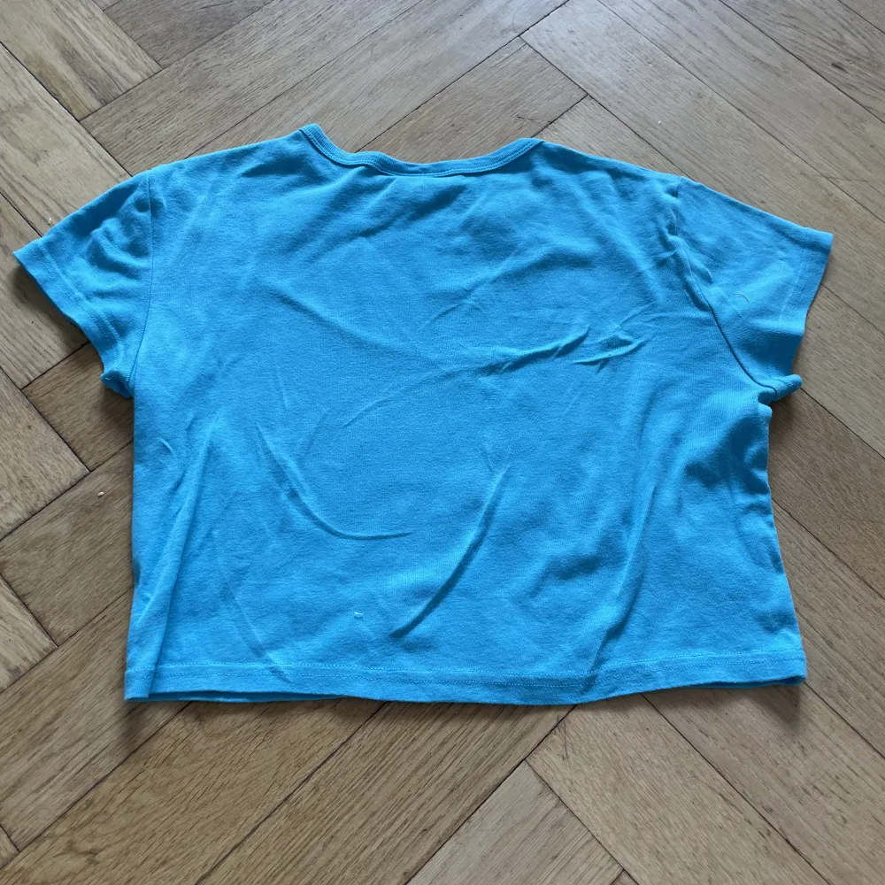 Säljer min Ed Hardy t-shirt från Urban Outfitters.Säljer eftersom den inte kommer till användning väldigt bra skick och använd fåtal gånger.. T-shirts.