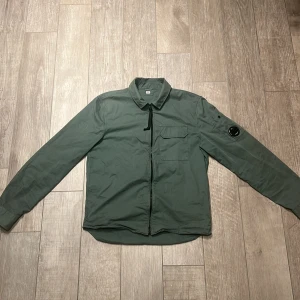 Cp overshirt - Väldigt snygg Overshirt. Snygg grön färg och perfekt till hösten. Knappt använd kon: 9/10. Nypris 2500 kr.