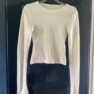 Adsgn tröja - Tröja från Adsgn, osäker på storlek och finns inga lappar men gissar på xs-s. Lite lösa trådar men det går säkert att fixa. Kan tänka mig sänka. Nypris 700 kr.