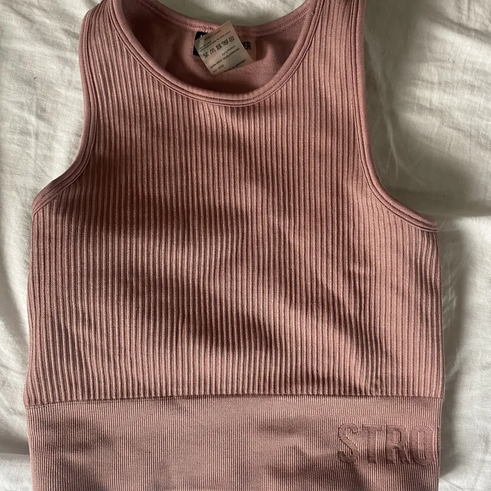 säljer min ribbade sporttopp från stronger då den är för liten för mig. använt ett fåtal gånger. . Hupparit & Collegepaidat.