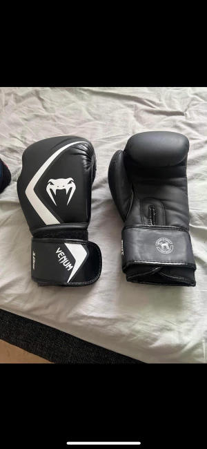 Boxnings handskar - Säljer mina boxnings handskar använda några gånger annars fint skick 