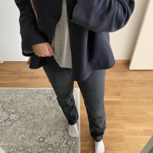 Grå Herr Jeans - Karve - Ett par gråa jeans från Carlings i märket Karve🐺Modellen heter ”mid straight black stone” och är i herr storlek W31, och sitter som på bilden på mig som vanligtvis ligger mellan 38/40/42🥳jeansen är långa!