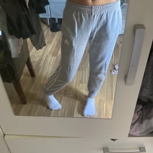 Adidasbyxor mjukis  - Den är lite för kort för mig