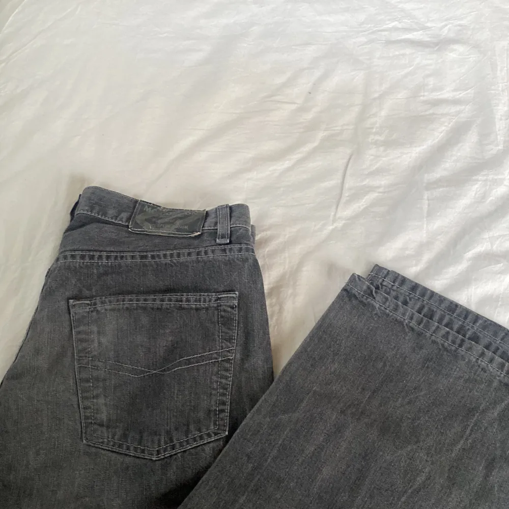 Lågmidjade svarta/grå jeans i bootcut-Modell. Tryck inte på ”köp knappen”!  Skriv till mig ist. Jeans & Byxor.