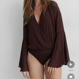 Body med trumpetärm - Vinröd body med trumpetärm från nakd! Storlek 38💞Endast använd en gång