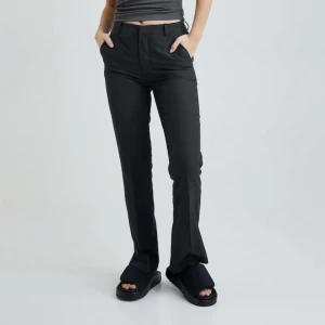 Bikbok Kostymbyxor  - Säljer mina kostymbyxor från bikbok då de är för små för mig. Det är stl 38 men skulle mer säga 36🙌🏼 De är uppsydda och passar för någon som är ca 160cm💕 