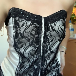 Korsetttopp - Suuuper fin o fancy korsett topp utan band i silke och med spets. Lite guldig i färgen, finns en liten fläck på. 