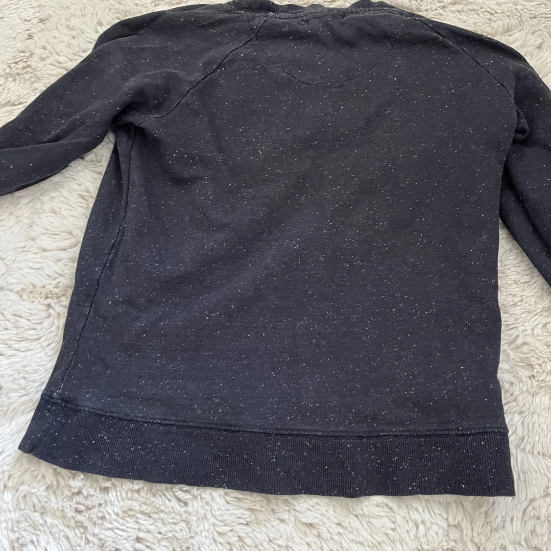 Grå/svart tröja  - 90