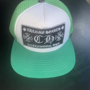 Chrome hearts keps grön rep - Grön chrome hearts keps rep. Stoleken går att ändra med spännet bak på kepsen