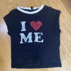 Baby tee med tryck - Mörkblå baby tee från H&M med trycket ”I ❤️ ME” 
