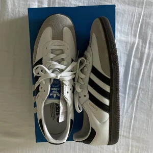 Sambas og - Köpte dessa i juli för 1299, väldigt svåra att få tag på. Aldrig använda då jag gillade dem svarta mer. Prislappen hänger kvar på skorna! :)