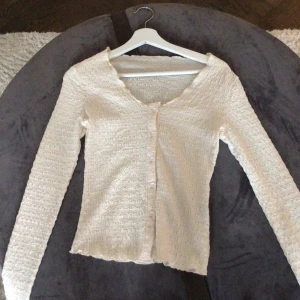 Söt tröja - Säljer denna supersöta tröjan!! Stretchigt materian så passar både xs, s och m skulle jag säga!!! Som ny!