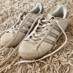 Adidas Superstars - Säljer dessa skit coola skorna då jag vuxit ur dom. Skorna är i bra skick och ej tvättade på bilden. Nypris: ca 1100kr. Köpare står för frakt.