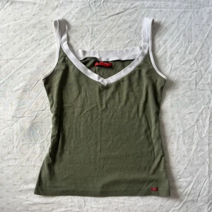 Linne - Grönt linne med vita band 💚💚 från Esprit! 