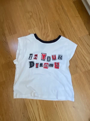 Baby tee med tryck - Vit baby tee från H&M med trycket ”in your dreams” 