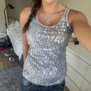 Silvrigt linne  - Grått linne med silvriga paljetter som saknar storlek, men skulle uppskatta att den är storlek s-m🤍
