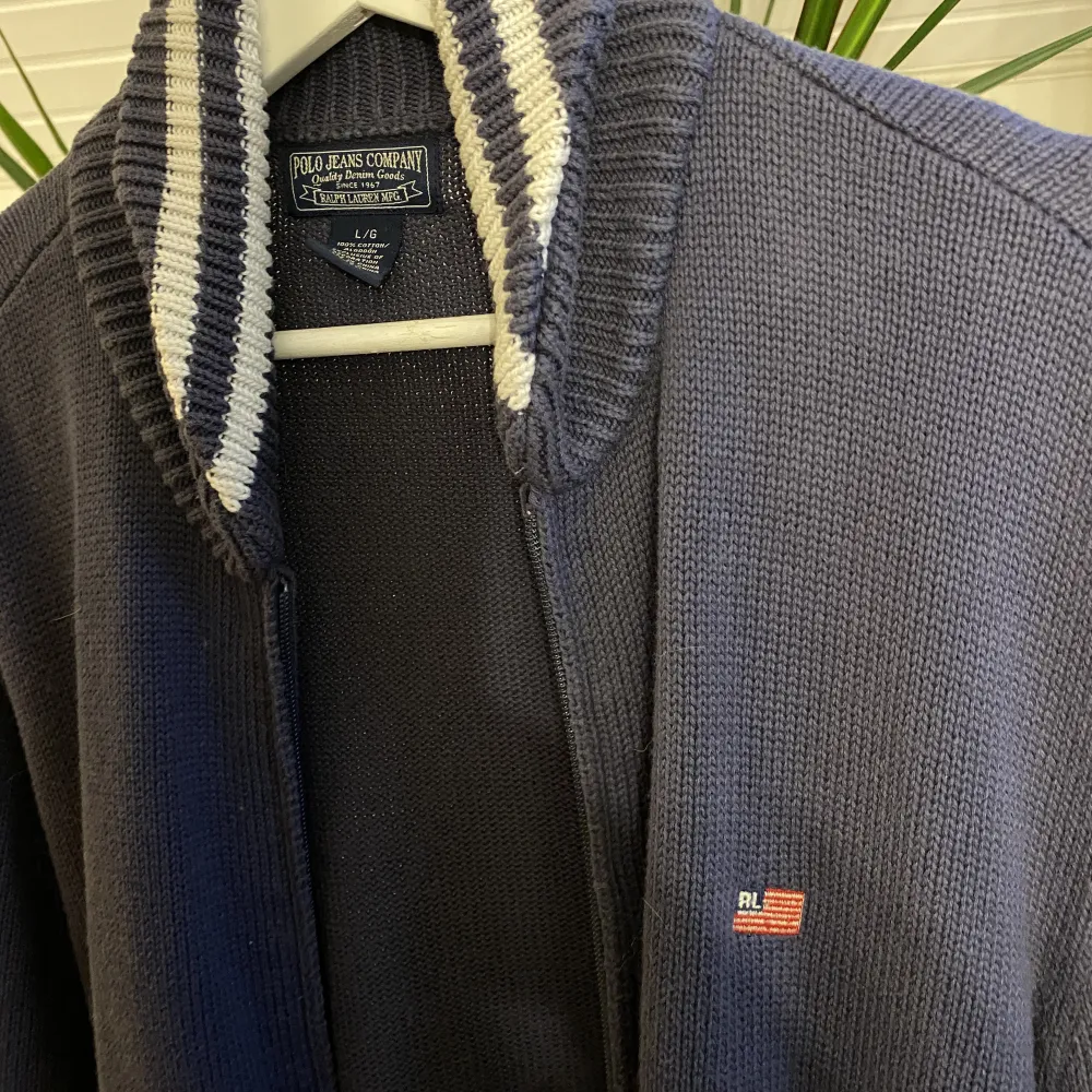 Mörkblå Ralph Lauren kofta med randig krage 💙 så himla snygg, passar olika storlekar beroende på hur man vill den ska sitta, den är i herrstorlek L men passar oversized på mig som vanligtvis har S så allt i mellan S-L skulle jag säga🫶🤍. Tröjor & Koftor.