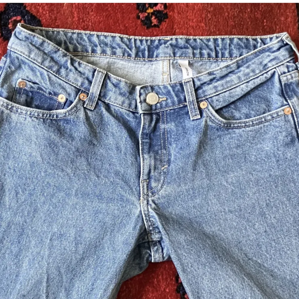 lågmidjade jeans från weekday i modellen arrow low, lågmidjade och raka ben. säljs för dem är för stora. nyskick, kontakta för vidare frågor :). Jeans & Byxor.