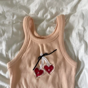 Topp med körsbär  - Upcyclad topp gjord av mig! Helt ny med lapp. Storlek XS. Persikofärgad.