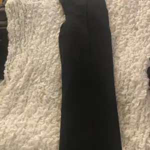 Säljer mina par svarta kostymbyxor i storlek xs tall från madlady. Använt dem ett par fåtal gånger, säljs för dem kommer inte till användning 💕ny pris 600kr