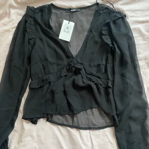 Volangtopp  - En helt ny volang topp ifrån bikbok med lapparna kvar. Säljer den då den tyvärr inte passar mig. Nypris 359kr. Vid fler bilder eller andra frågor så är det bara att skriva🤍