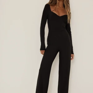 Jumpsuit NAKD - skönt trikåtyg som är ribbat, passar mig i längd som är 160cm!