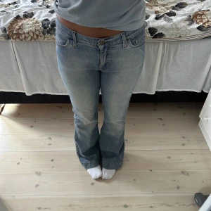 Jeans!! - Fina jeans köpt second hand! Inte kommit till användning, midjemått 39, innerbenslängd 81, bredd längst ner 27!! Köp nu vid snabb affär💕