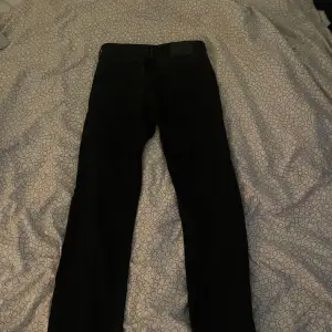 Loose jeans ifrån Jack&jones köpt för 650 kr. Skick 9,5/10 prövat dem en gång men den var för små.