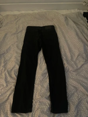 Loose jeans  - Loose jeans ifrån Jack&jones köpt för 650 kr. Skick 9,5/10 prövat dem en gång men den var för små.