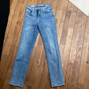 Levis jeans - Har använts fåtal gånger, är som nya! Skriv för fler funderingar! 🤗