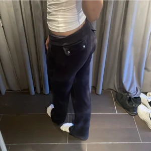 Juicy Couture - Säljer mina juicy byxor som inte kommer till användning längre 💗 Köpta på Nelly för ett tag sen och endast använda några få gånger 💞 Bra skick och passar mig som är 165-170💓
