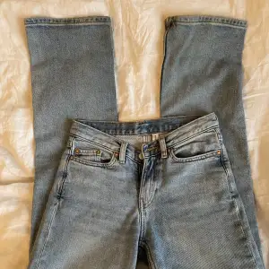 Snygga jeans från Weekday som tyvärr inte kommer till användning på grund av att dom är för små. Jeansen är också low waist🥰