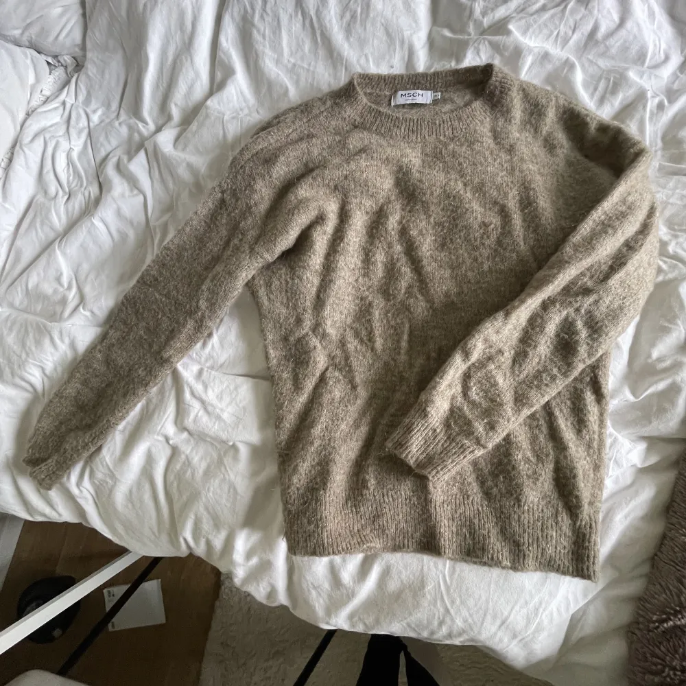 Säljer en stickad tröja från Msch copenhagen, använd ett fåttal gånger! Nypris 845, mitt pris 400 om fler bilder önskas är det bara att fråga ❤️. Neuletakit & Villapaidat.