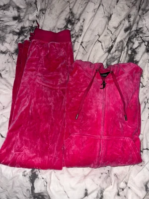 Juicy Couture Set Raspberry Rose - Superfint Juicy set i färgen raspberry rose. Båda delarna är storlek XS   Möts helst upp runt Göteborg