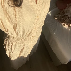 Klänning  - Säljer denna fina klänning från Zara eftersom den inte kommer till användning. Slits där framme och vid sidorna, tryck gärna på köp nu💞