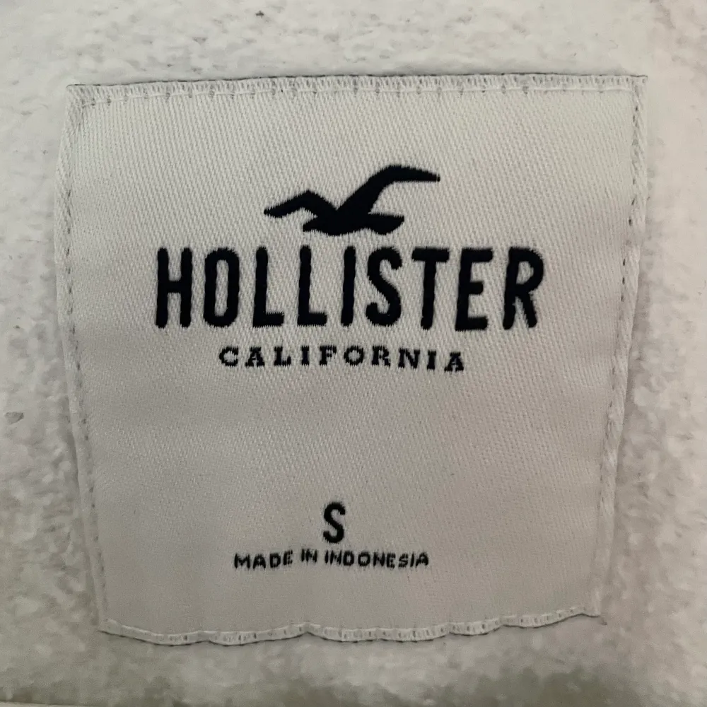 En hoodie i bra skick från Hollister, storlek S. Pris går att diskutera ❤️Säljer även en vit hoodie i exakt samma modell.. Hoodies.