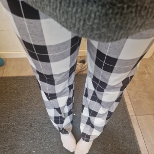 Pyjamas byxor - Pyjamas byxor ifrån Shein. Säljer då de inte kommer till användning. Passar även storlek M och mest troligt storlek XS. (De ska vara snören till men dom är borta!!)